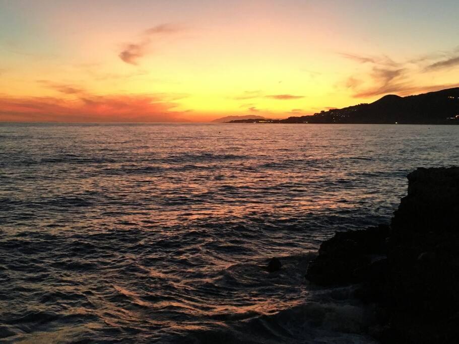 Stunning 2-bed House In W. Pool, A/c, Garage Vakantiehuis Nerja