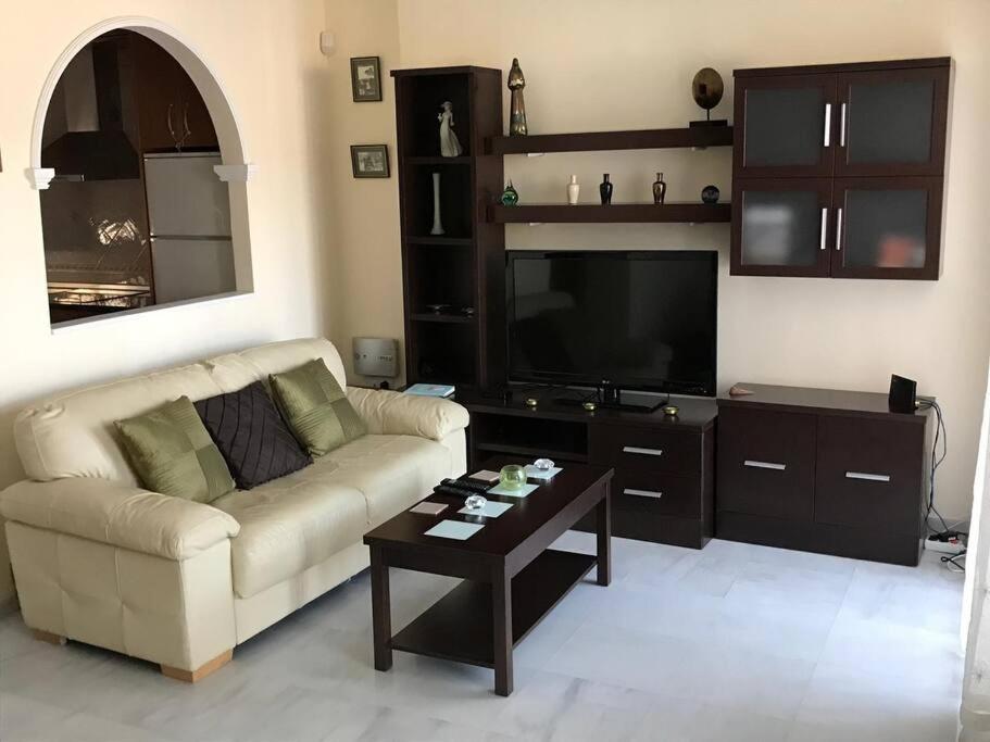 Stunning 2-bed House In W. Pool, A/c, Garage Сasa de vacaciones