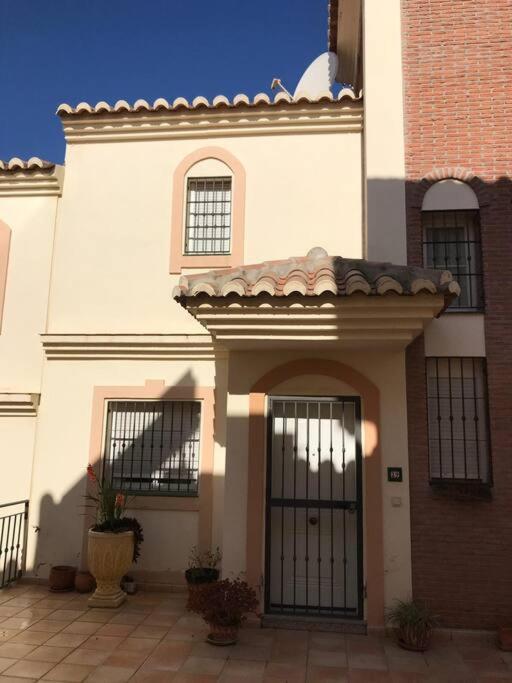 Сasa de vacaciones Stunning 2-bed House In W. Pool, A/c, Garage