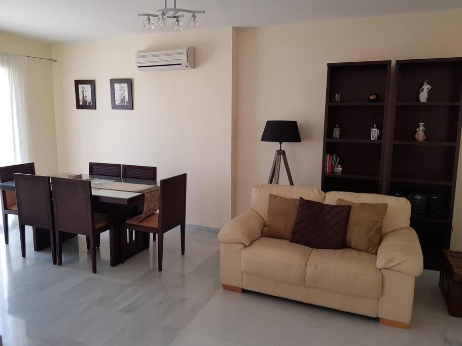 Vakantiehuis Stunning 2-bed House In W. Pool, A/c, Garage *