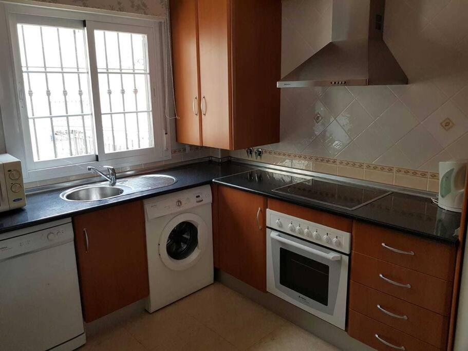 Vakantiehuis Stunning 2-bed House In W. Pool, A/c, Garage