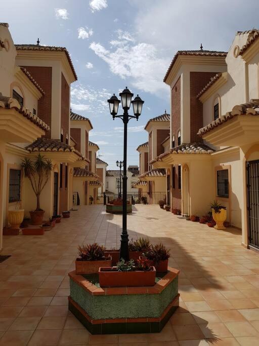 Stunning 2-bed House In W. Pool, A/c, Garage Сasa de vacaciones